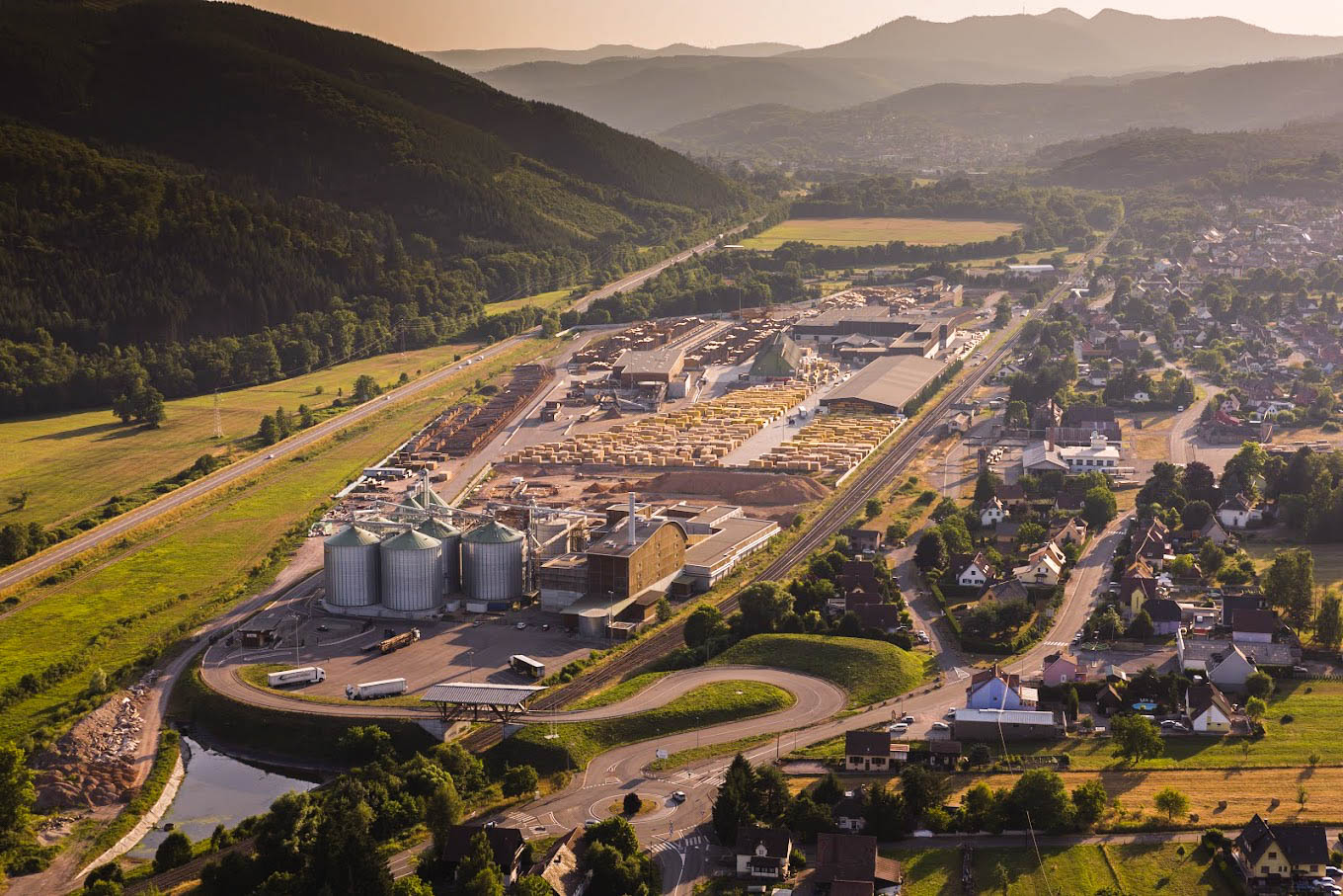 Etendu sur 32 hectares, le site du groupe Siat dispose d'une scierie industrielle et d'emplacements où s'empilent les produits finis, comme du bois de construction.